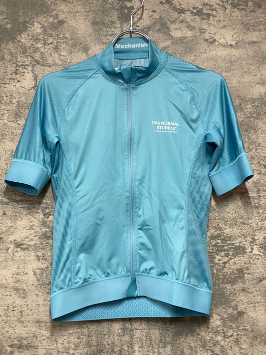 JC419 パスノーマルスタジオ Pas Normal Studios | Men's Mechanism Jersey 半袖 サイクルジャージ スカイブルー S