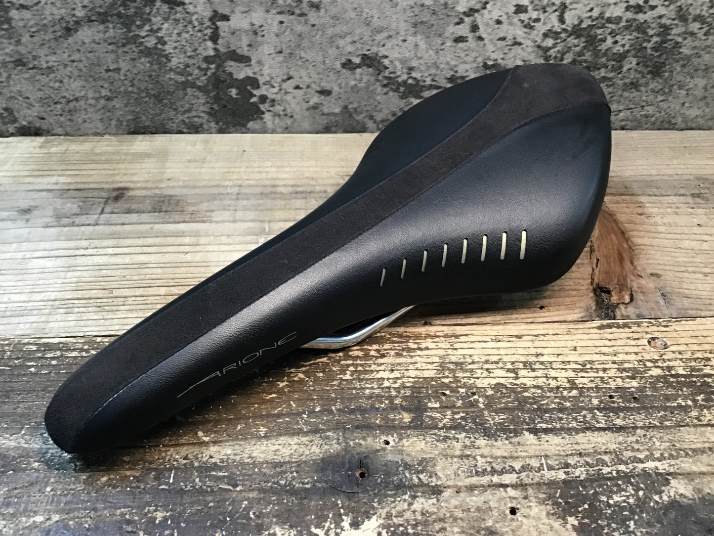 JB239 フィジーク fizik アリオネ ARIONE WING FLEX サドル 黒 135mm kiumレール