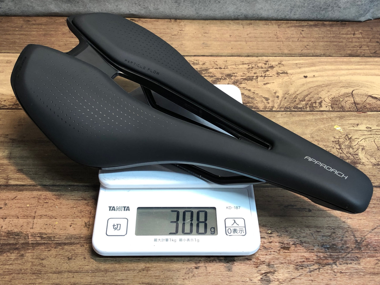 IQ961 ジャイアント GIANT APPROACH サドル 黒 スチールレール