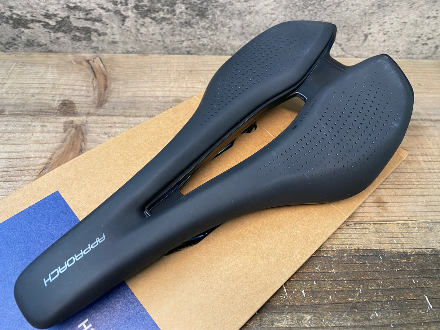 IV996 ジャイアント GIANT APPROACH サドル 黒 クロモリ 145mm