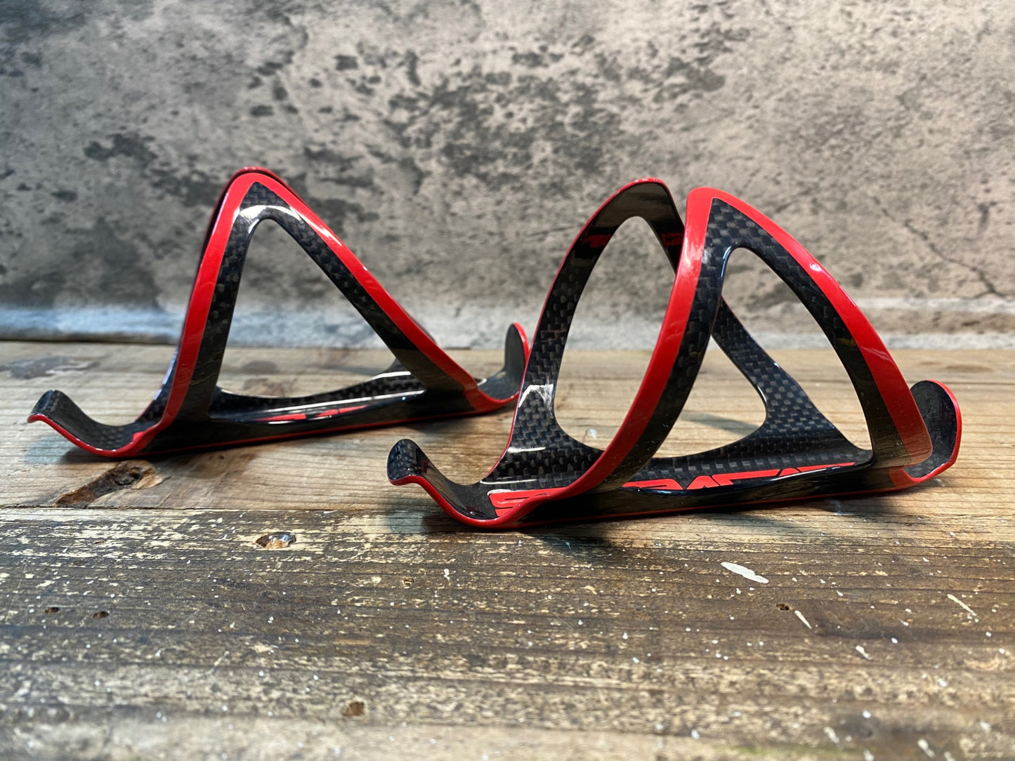 IT152 スパカズ SUPACAZ FLY CAGE カーボン ボトルケージ 2個セット 赤