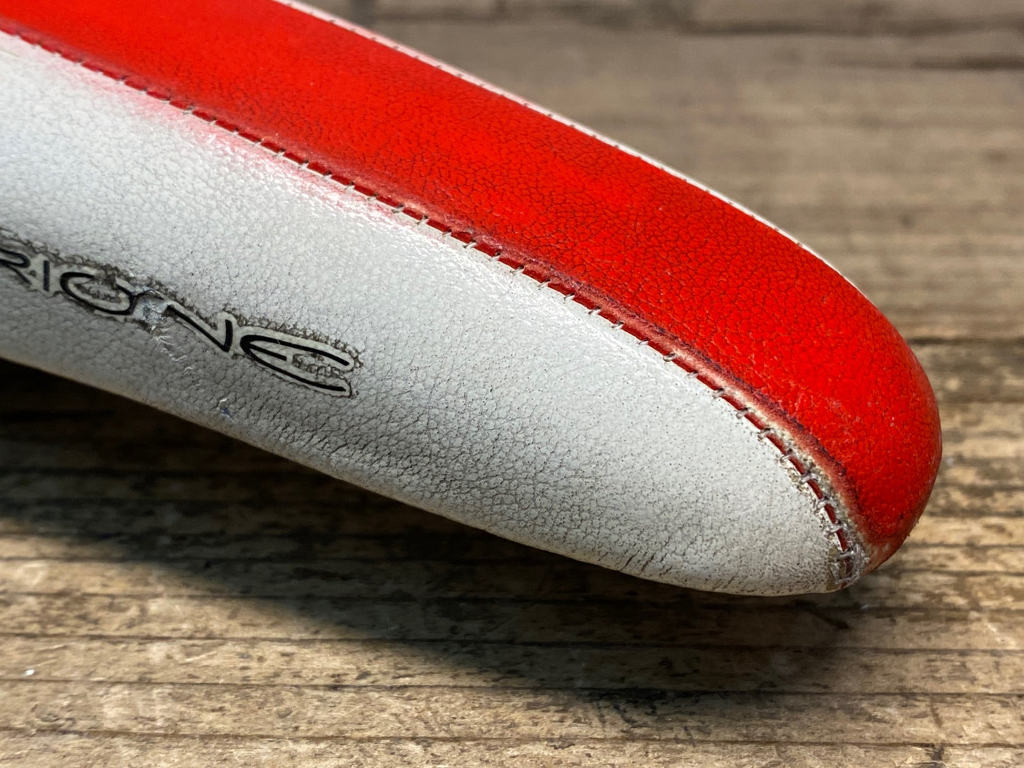 IX709 フィジーク fizik アリオネ ARIONE R3 サドル 白赤 kium レール