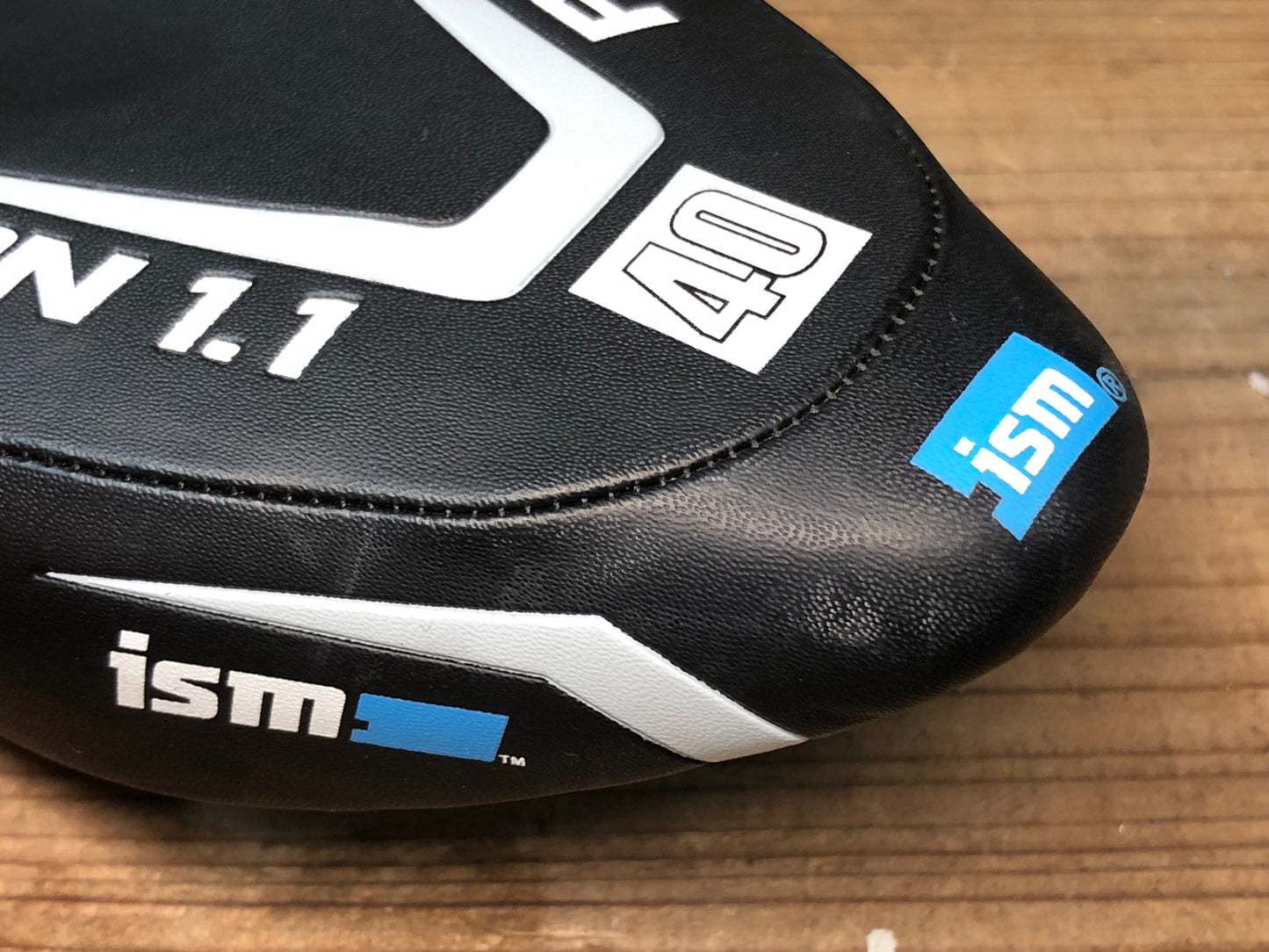 IO356 ism PN1.1 40 サドル 黒