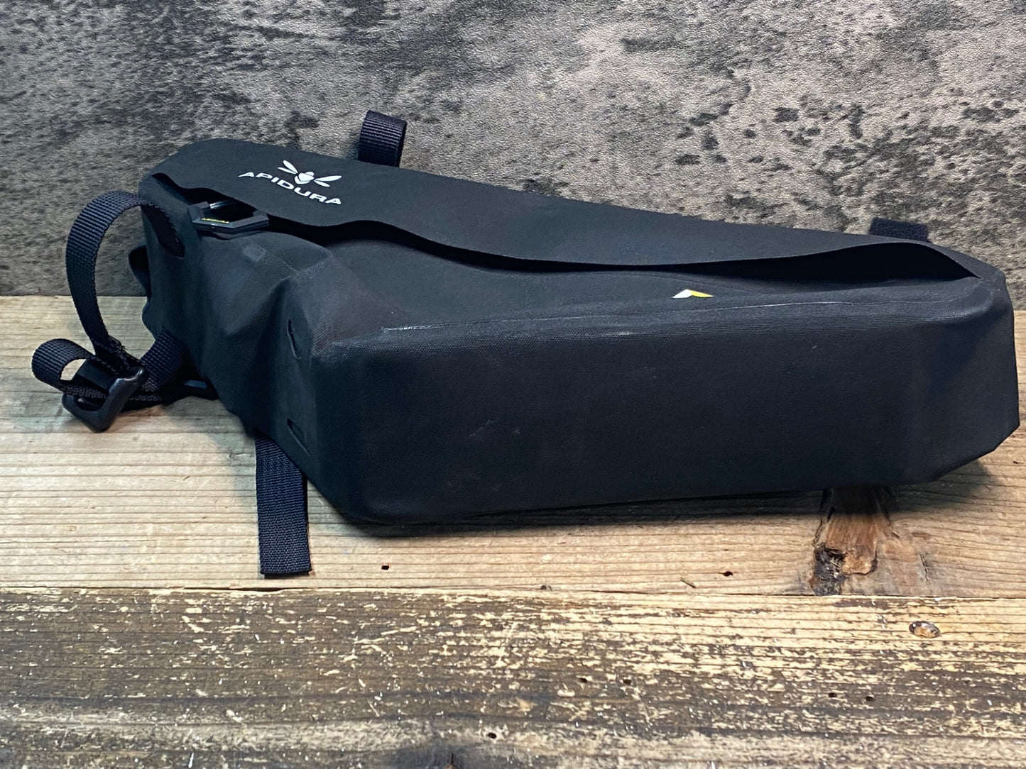 IY828 アピデュラ APIDURA レーシングフレームパック 黒 2.5L