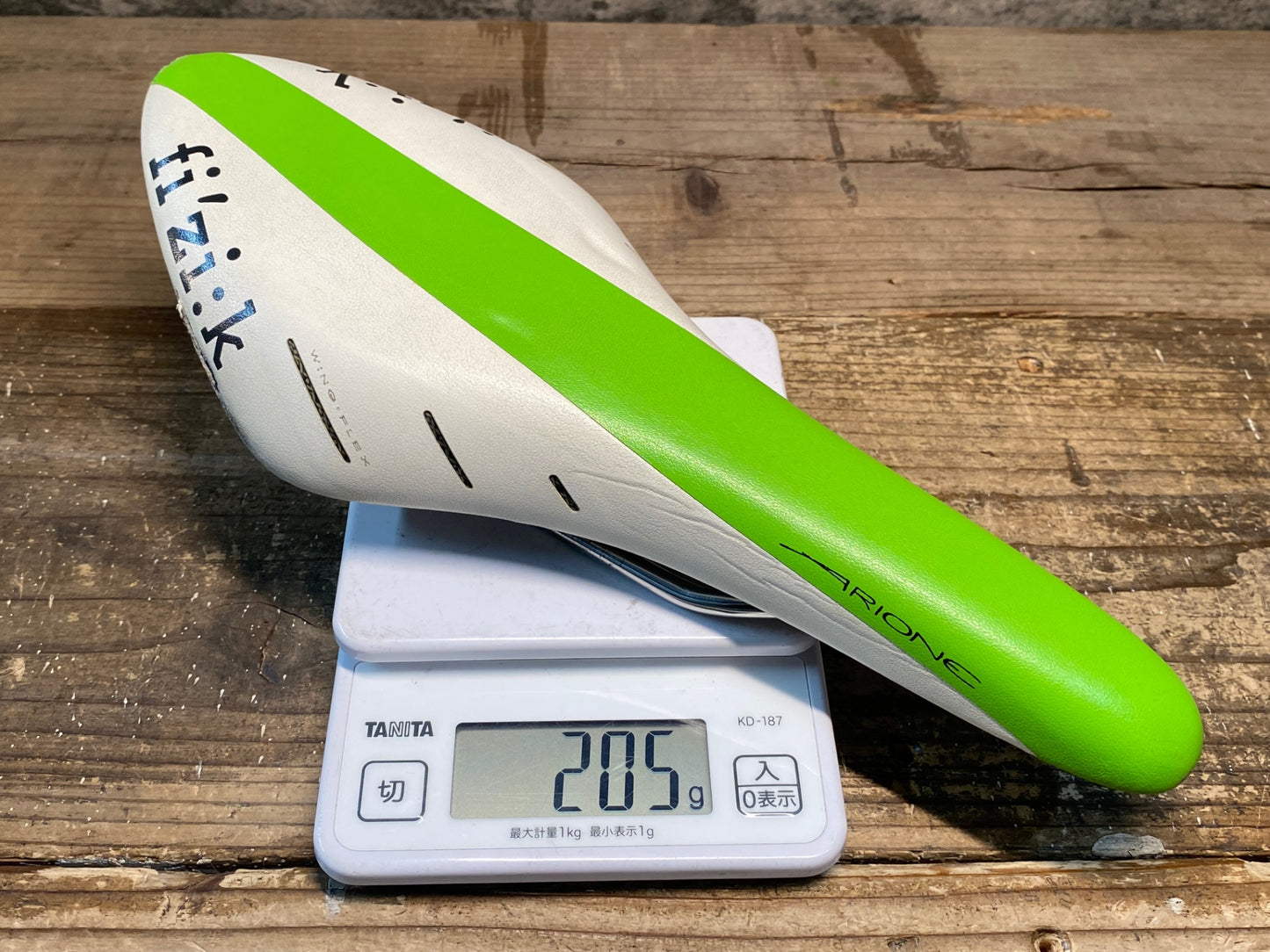 IT556 フィジーク fizik アリオネ ARIONE R3 白緑 kiumレール 破れ 125mm