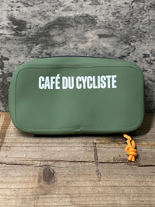 IY041 カフェドシクリステ CAFE DU CYCLISTE WALLET V2 ウォータープルーフ ポーチ カーキ