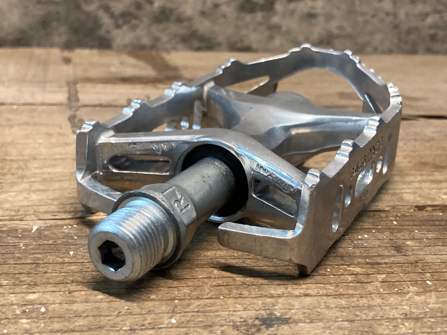 IP158 三ヶ島 MKS MTE フラットペダル シルバー ※左ペダルキャップ欠品