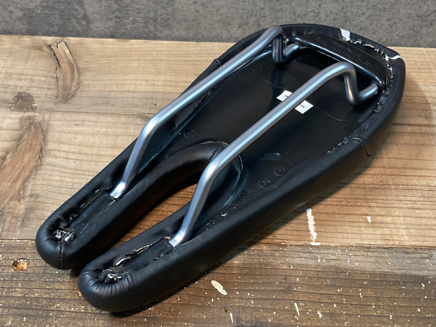 IN425 ISM PN1.1 サドル ブラック