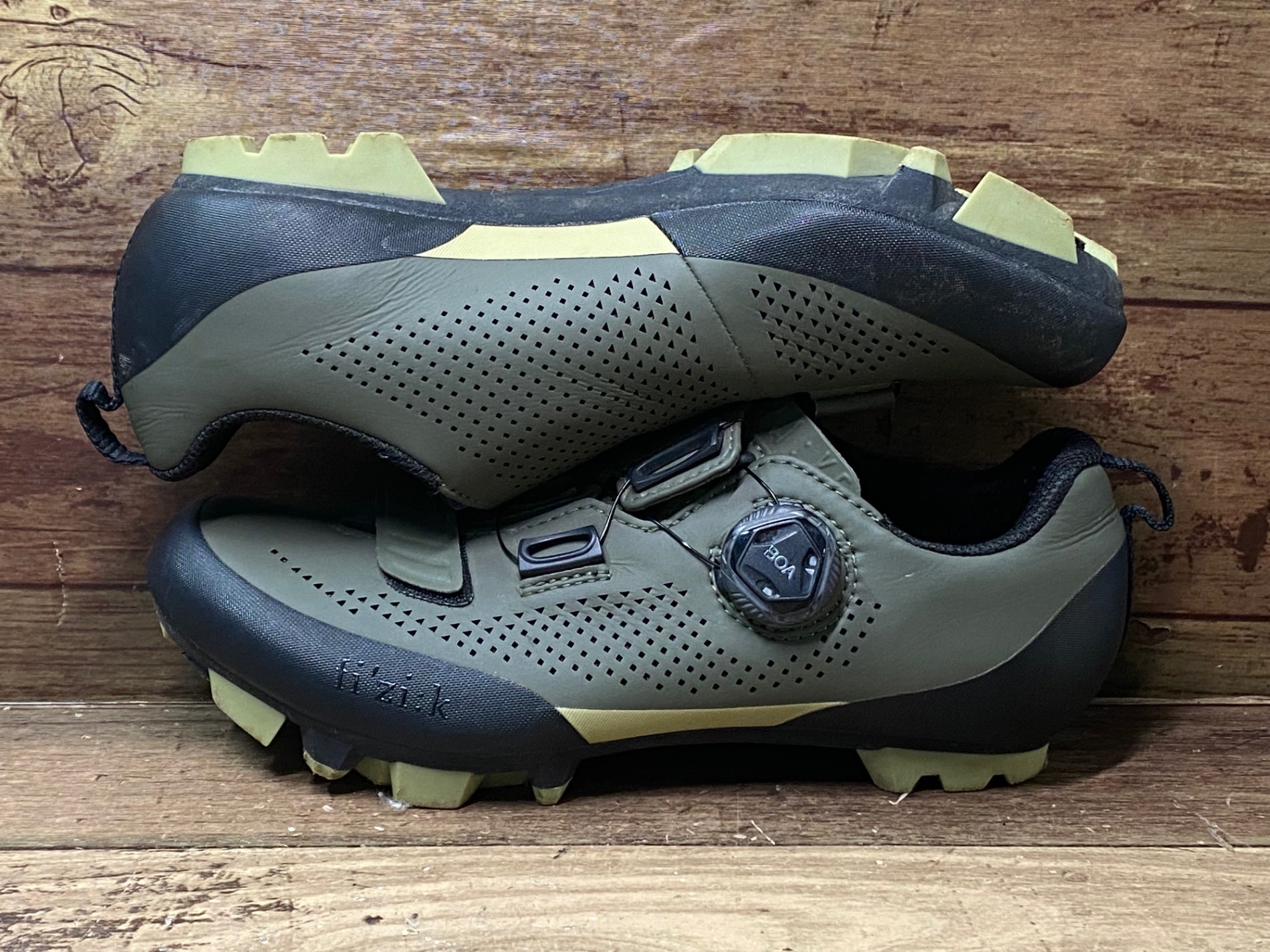 IK282 フィジーク fizik テラ TERRA X5 ビンディングシューズ SPD オリーブ EU38.5 BOA IK282 フィジーク fizik テラ TERRA X5 ビンディングシューズ