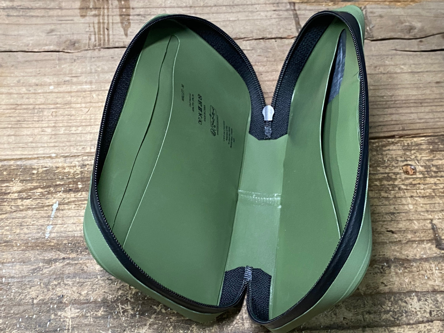 IY041 カフェドシクリステ CAFE DU CYCLISTE WALLET V2 ウォータープルーフ ポーチ カーキ