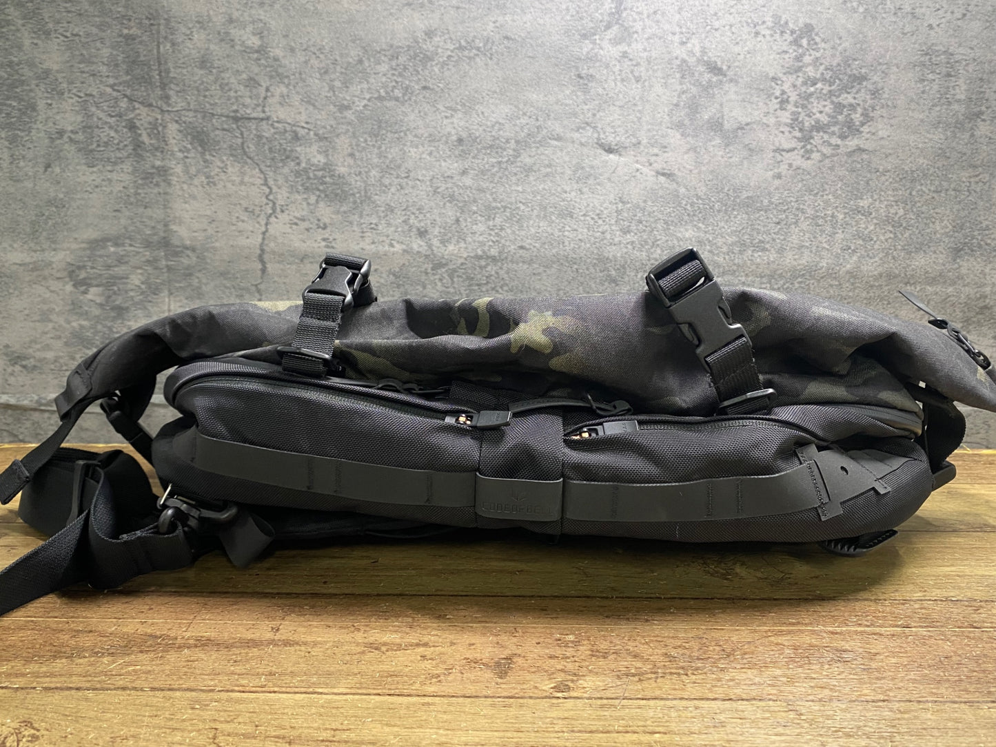 IY040 コードオブベル CODEOFBELL CROSSPACK-L ボディーバック メッセンジャーバック 迷彩