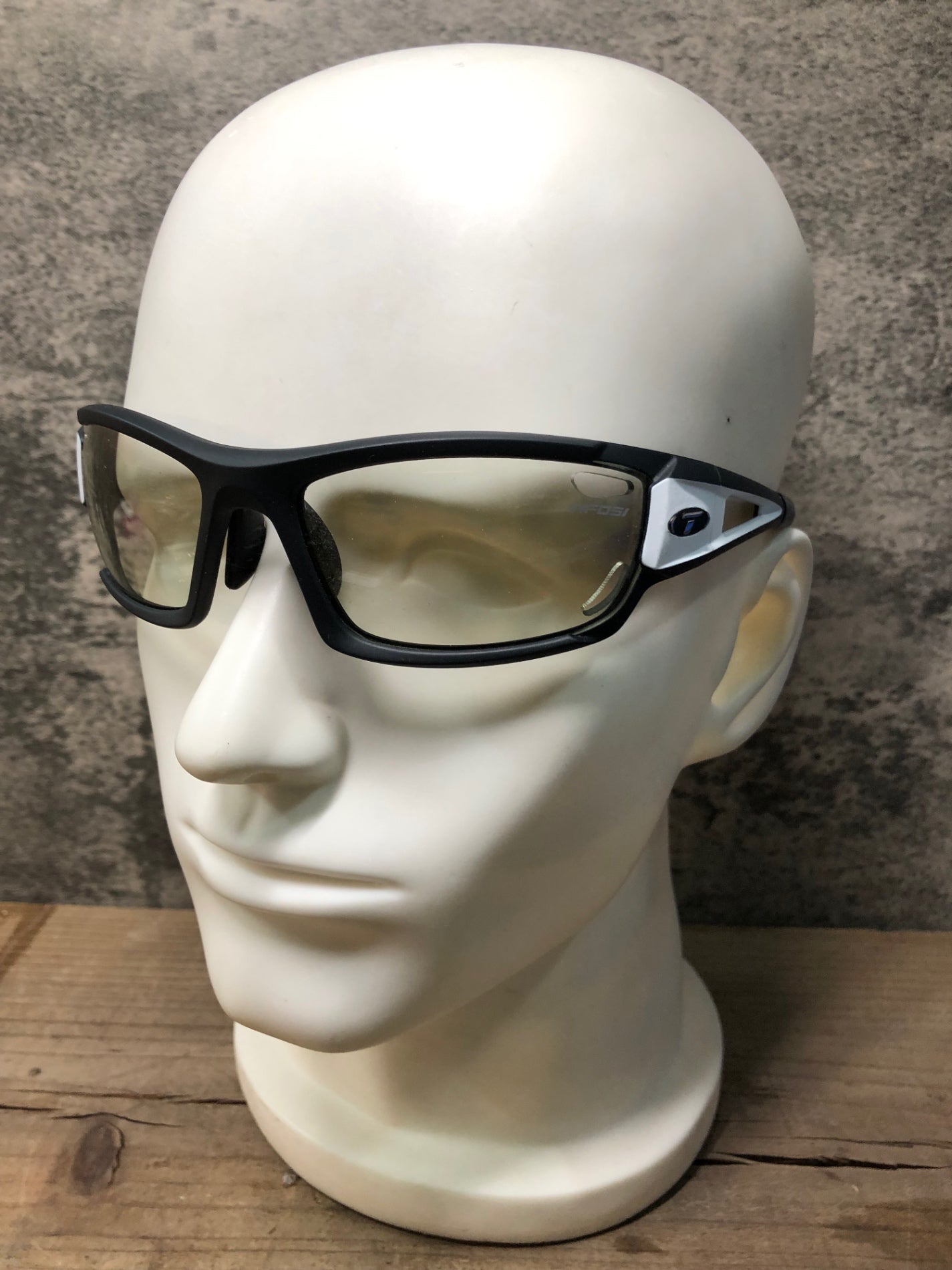 IP019 ティフォージ TiFOSI DOLOMITE 2.0 サングラス アイウェア 黒 調光レンズ