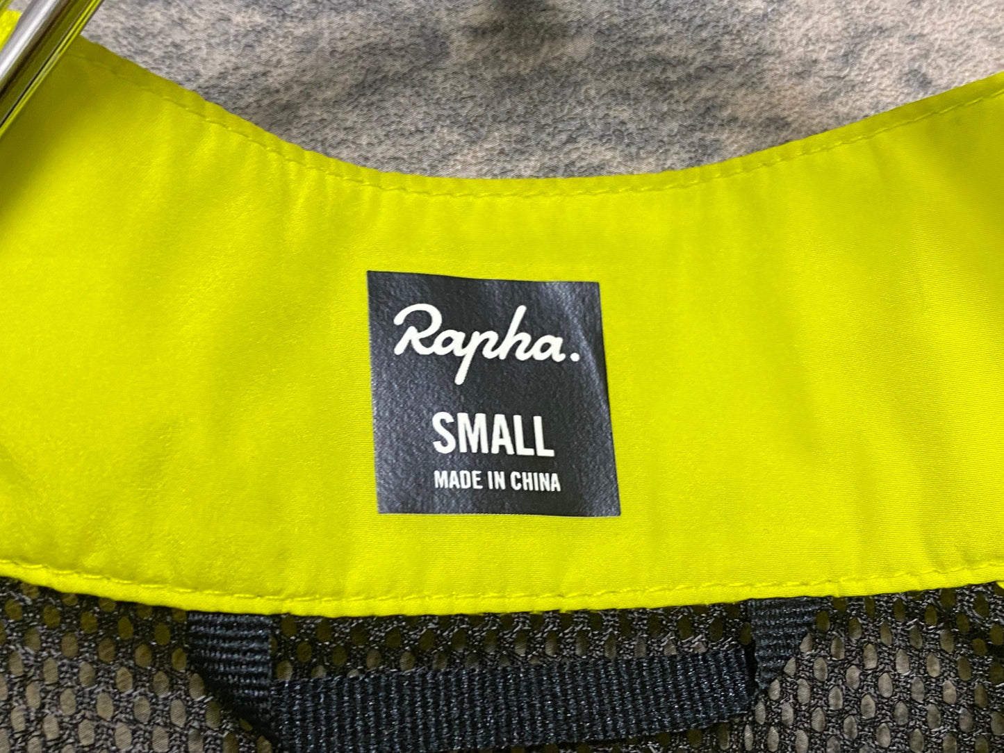 IY110 ラファ Rapha Brevet ジレ サイクルベスト S ネオンイエロー