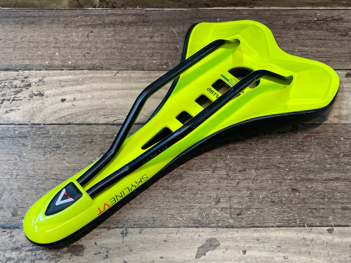 IN062 アスチュート ASTVTE スカイライン SKYLINE VT サドル 黒緑 136mm TITANVレール