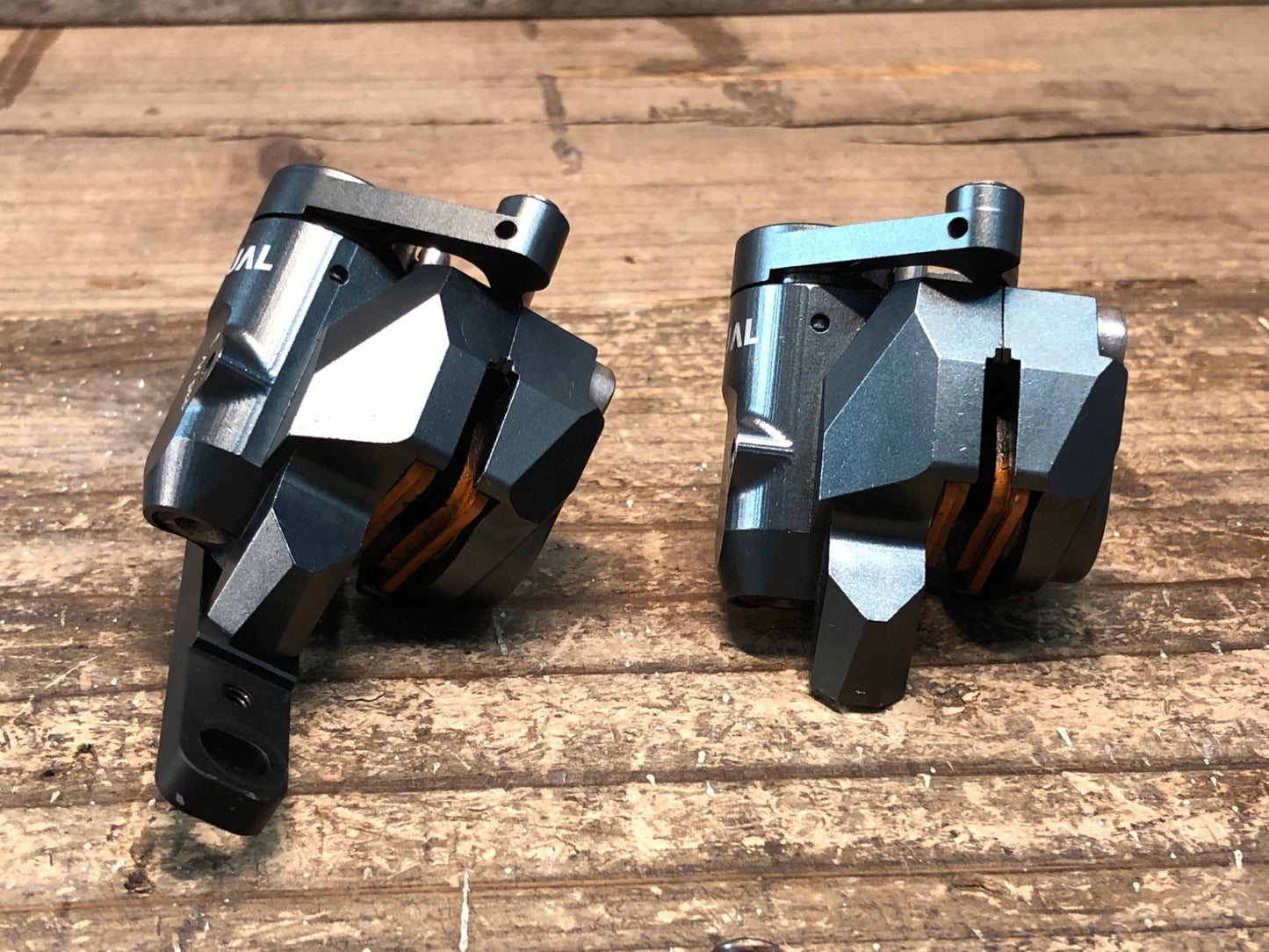 IU320 グロータック GROWTAC イコール EQUAL 機械式ディスクブレーキキャリパー ガンメタ フラットマウント