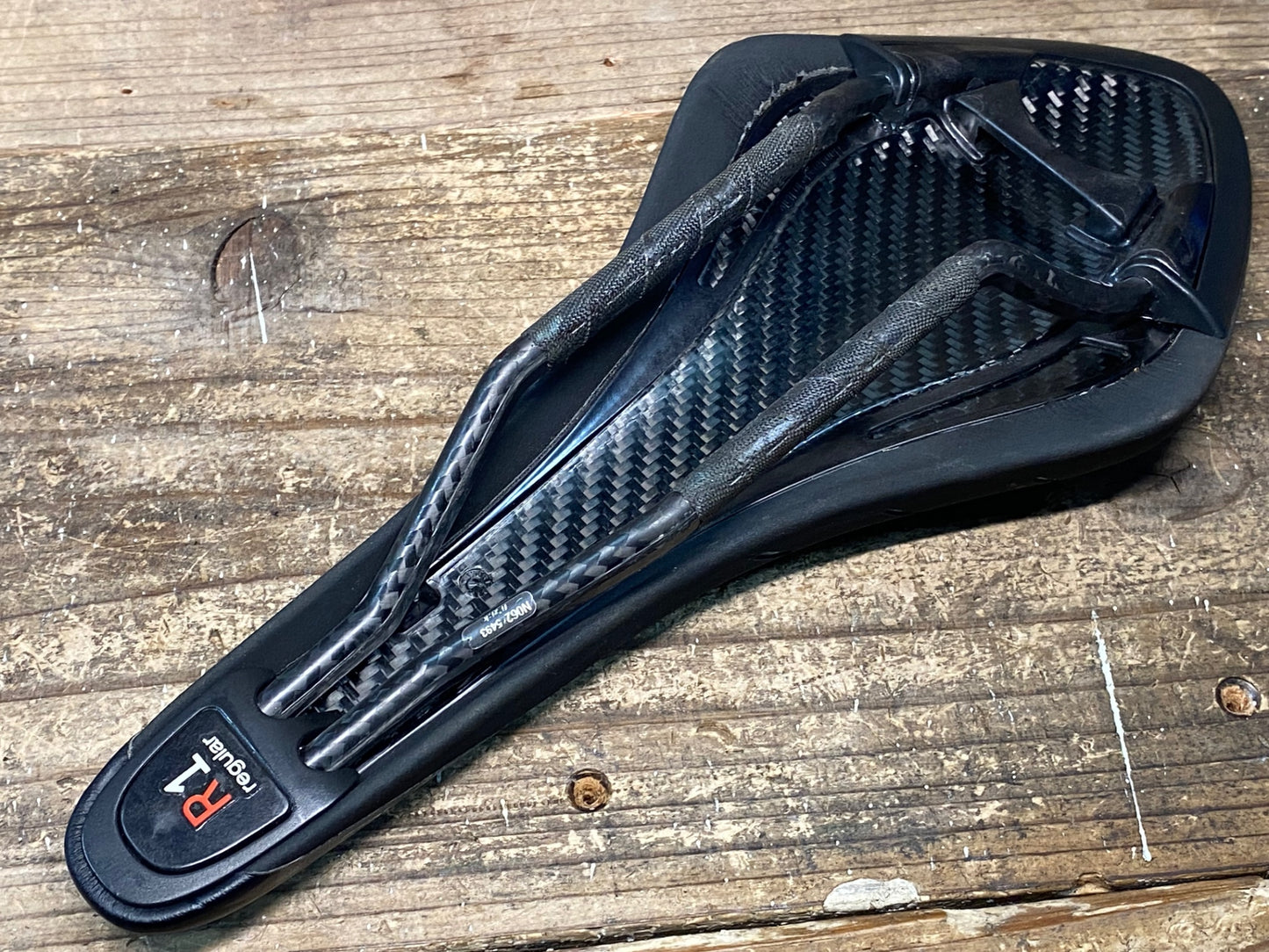 IW564 フィジーク fizik アリオネ ARIONE R1 REGULAR サドル BRAIDED カーボンレール