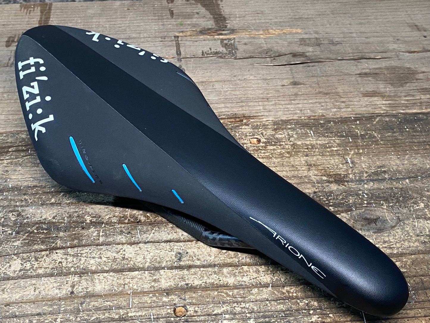 IW564 フィジーク fizik アリオネ ARIONE R1 REGULAR サドル BRAIDED カーボンレール