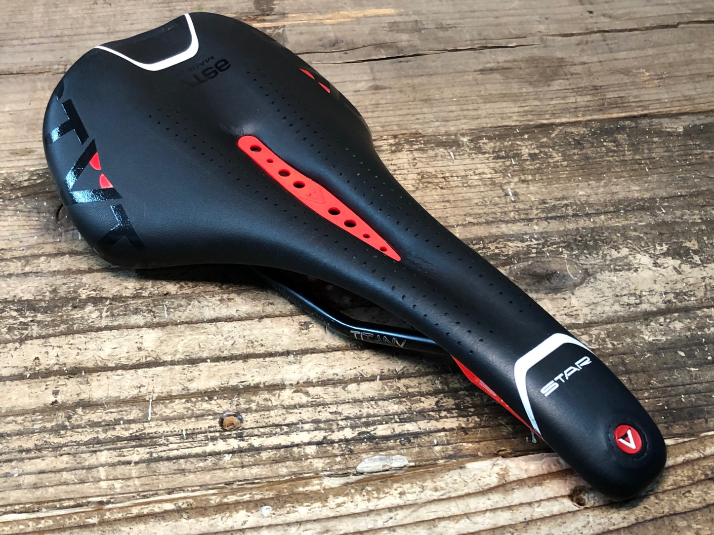 JA426 アスチュート ASTVTE STAR サドル 黒 赤 TITANVレール