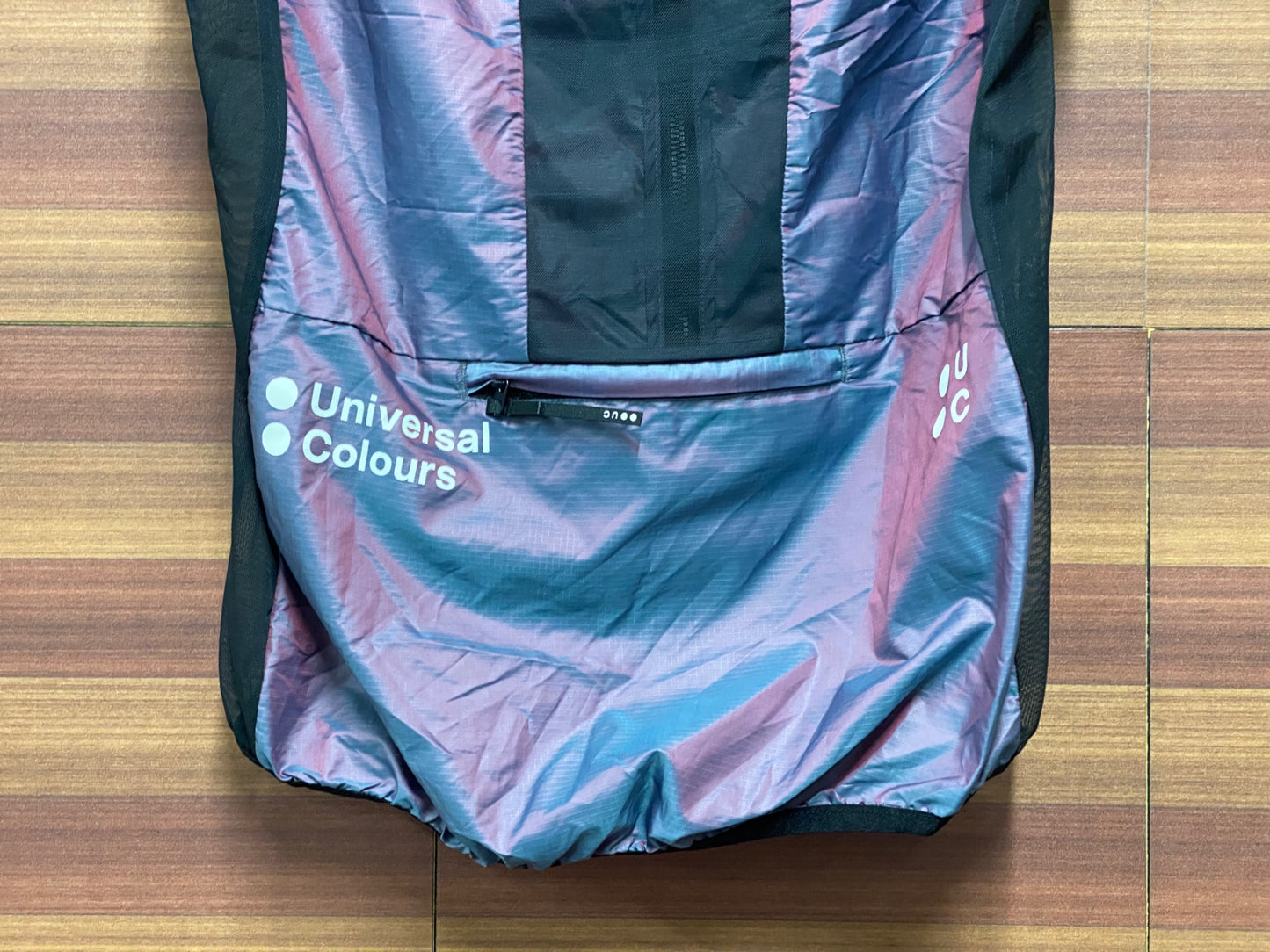 IU213 ユニバーサルカラーズ Universal Colours サイクルベスト ジレ Iridencent Green/Red M