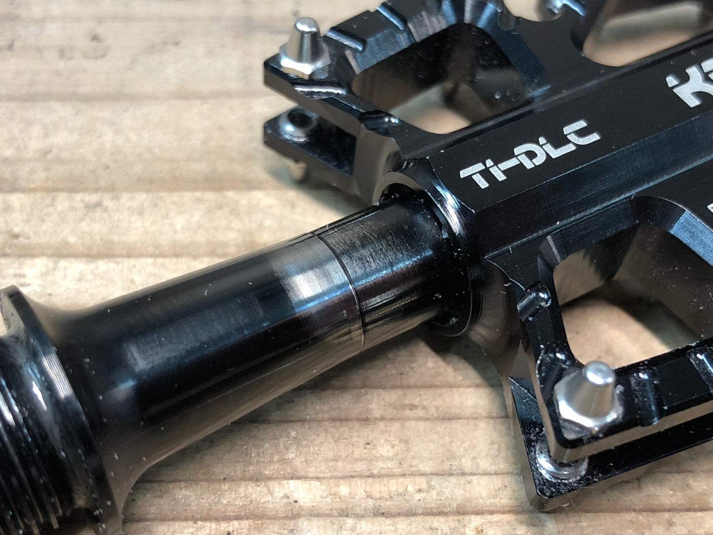 IS081 KCNC KYREX フラットペダル 黒 TI/DLC