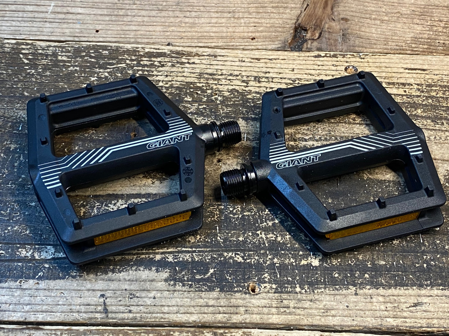 IV845 ジャイアント GIANT SHREDDER FLAT PEDAL フラットペダル 黒