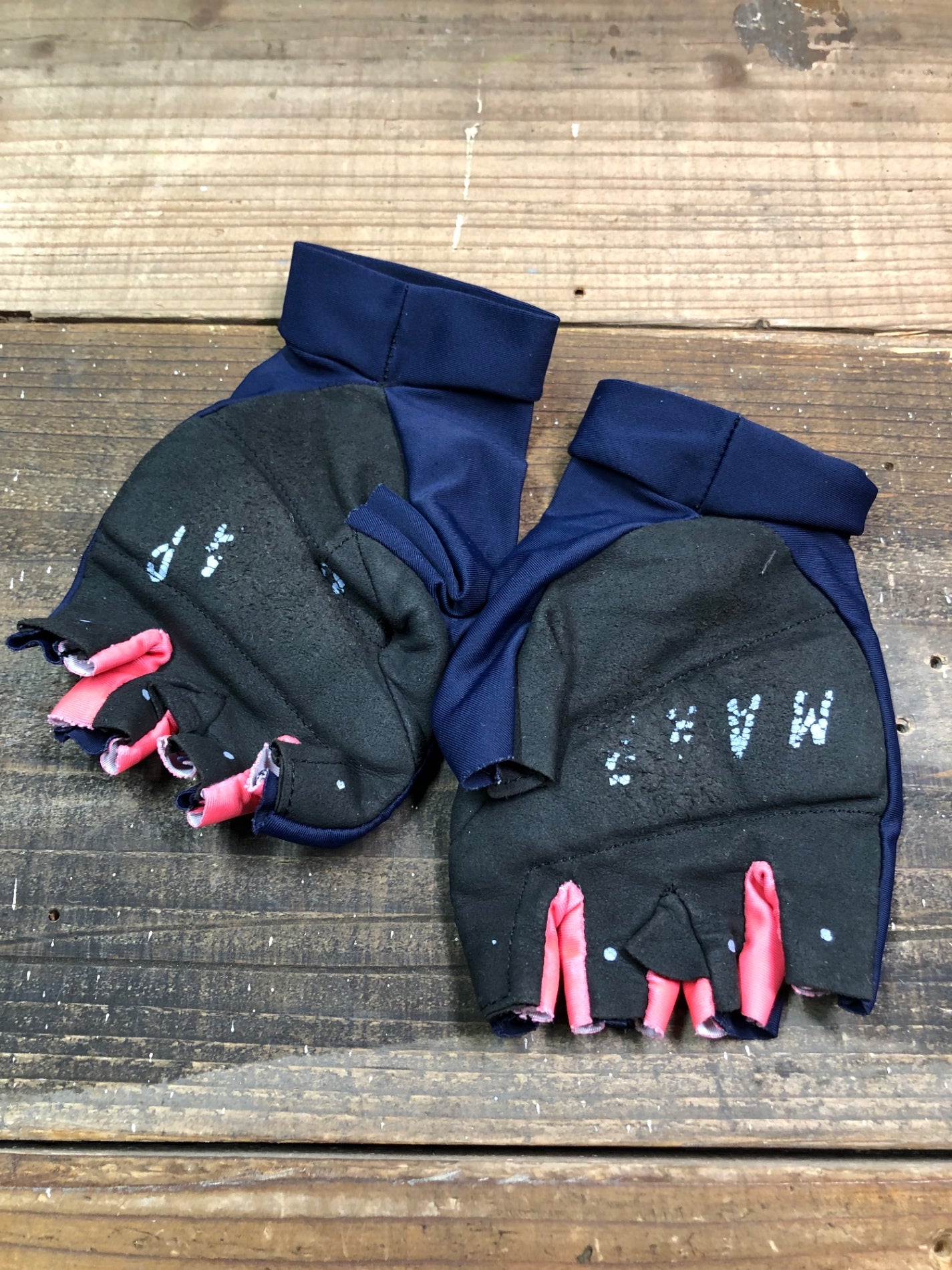 IO189 マープ MAAP 指切り グローブ 紺 ピンク M