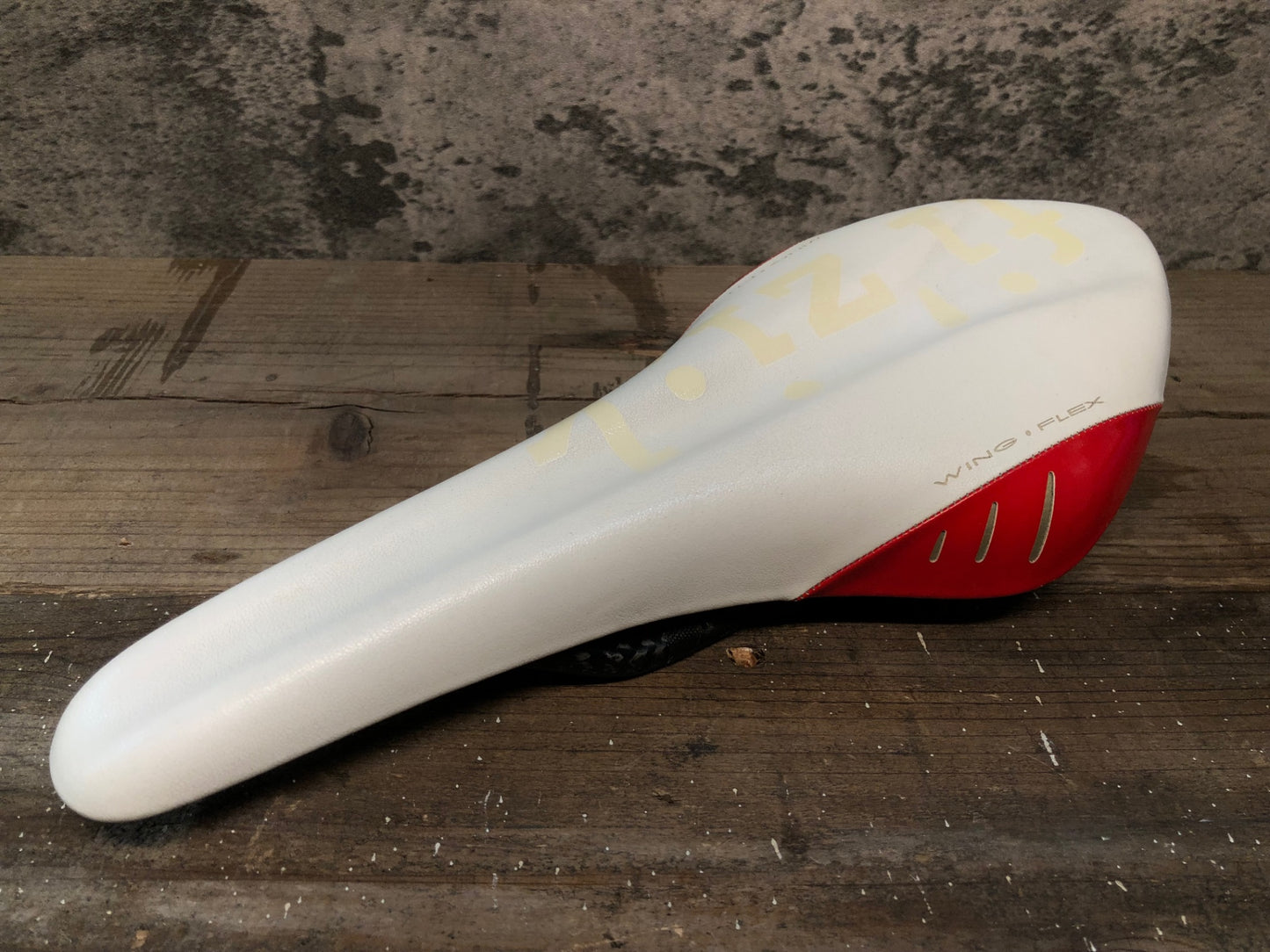 IN473 フィジーク fizik アリオネ ARIONE VS サドル 白赤 カーボンレール