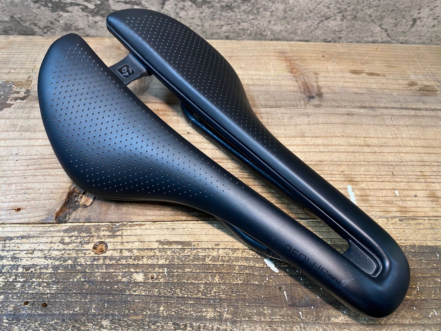 IT831 ボントレガー BONTRAGER AEOLUS PRO サドル 黒 145mm CARBONレール ※加工品、クリア剥がれ大のためジャンク