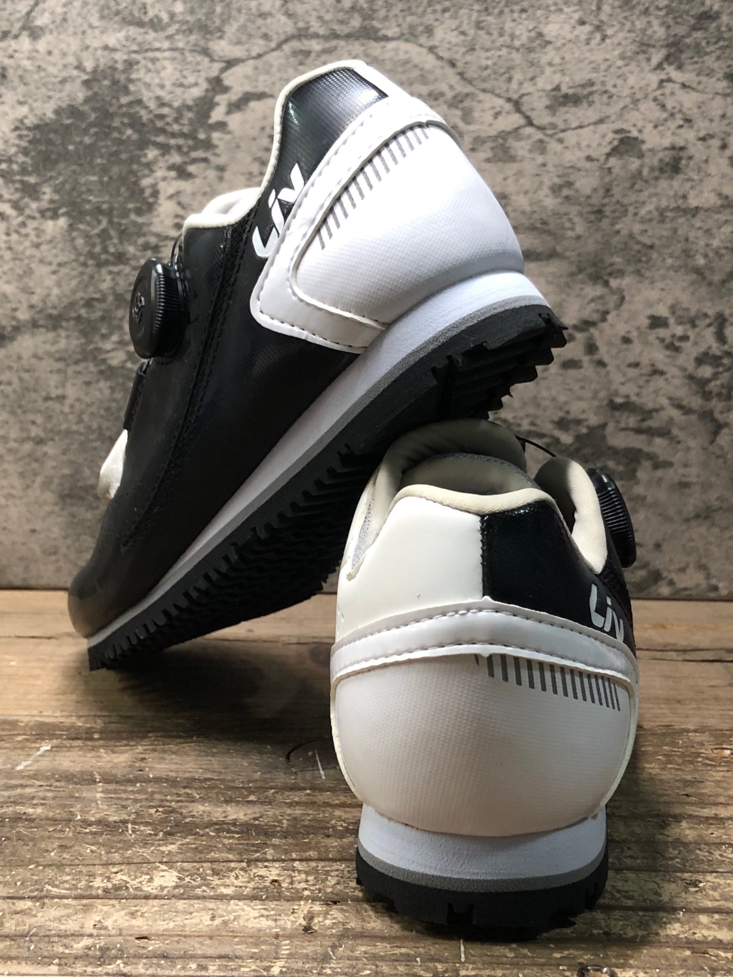 IV981 ジャイアント GIANT Liv FAMA boa フラットシューズ 白黒 EU36