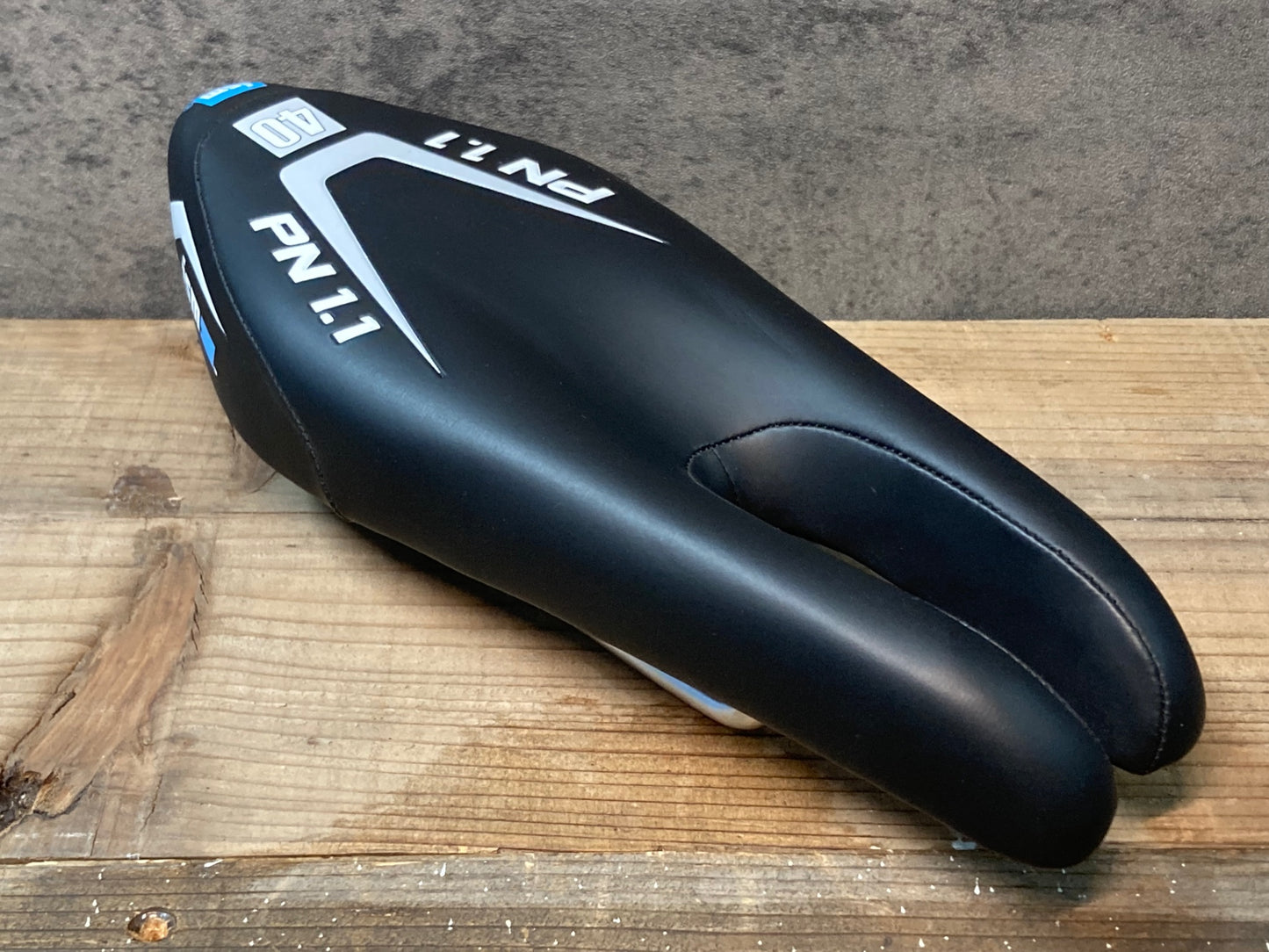 IN425 ISM PN1.1 サドル ブラック