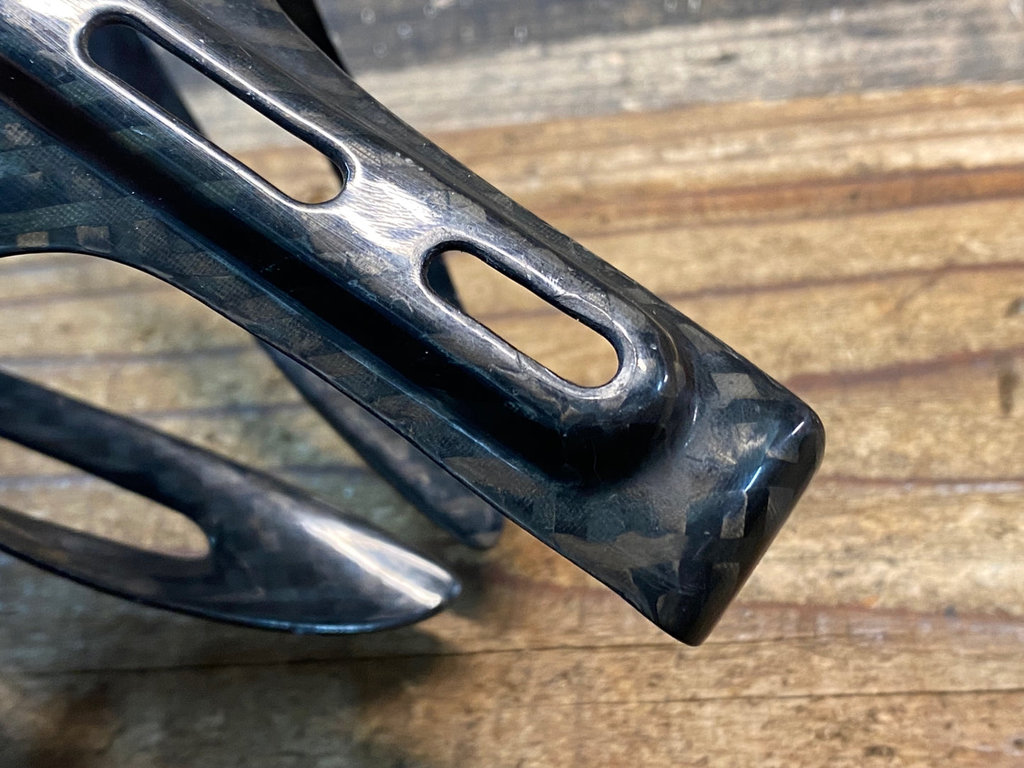 IS495 タイム TIME カーボン ボトルケージ 赤黒