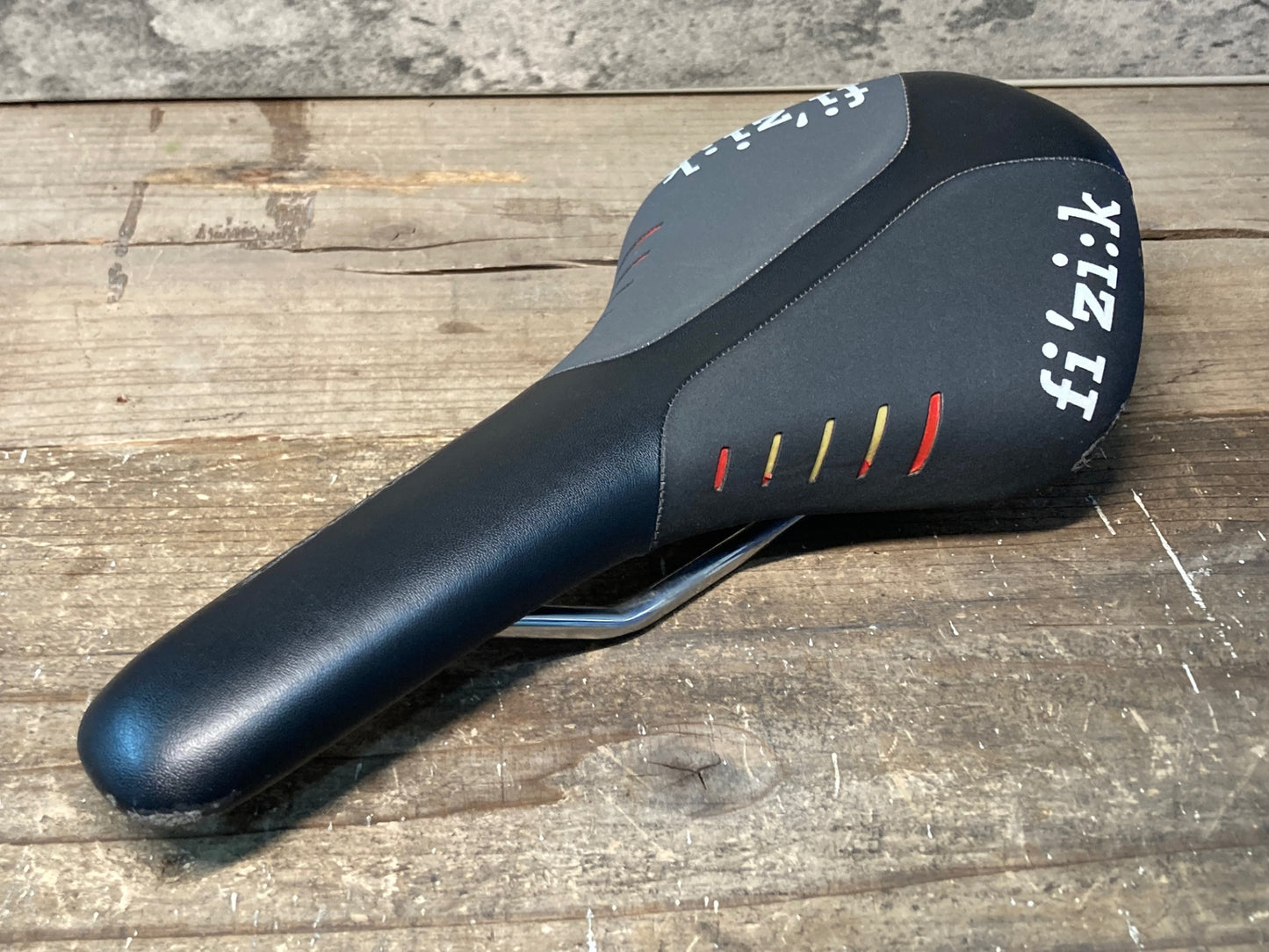 IM994 フィジーク fizik アンタレス ANTARES R3 サドル 黒 座面たわみ