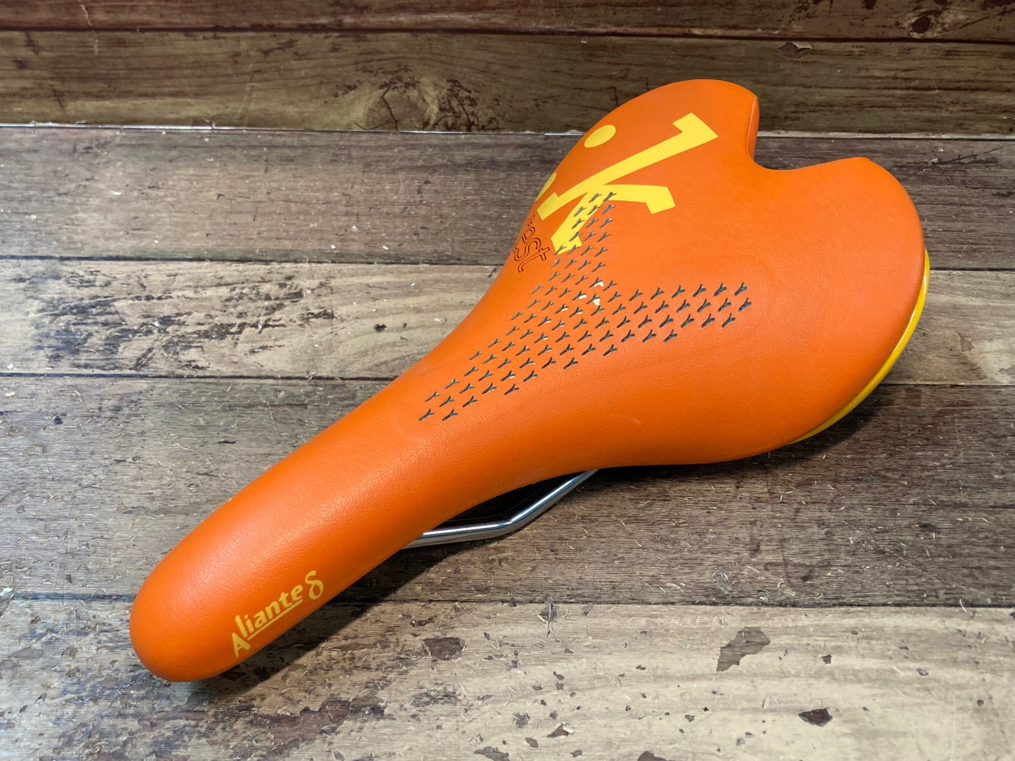 IL834 フィジーク fizik ALIANTE δ R3 サドル オレンジ TEST kium レール