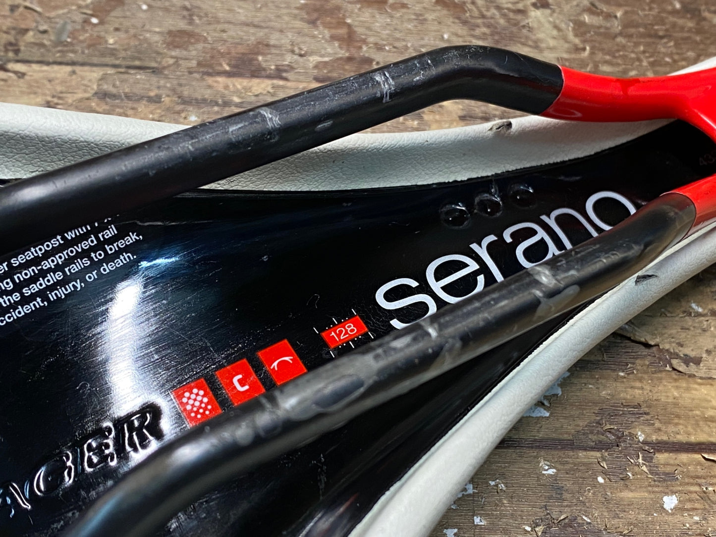 HQ071 ボントレガー BONTRAGER セラーノ SERANO RXL サドル カーボンレール 128mm 白 ※ベース割れのためジャンク