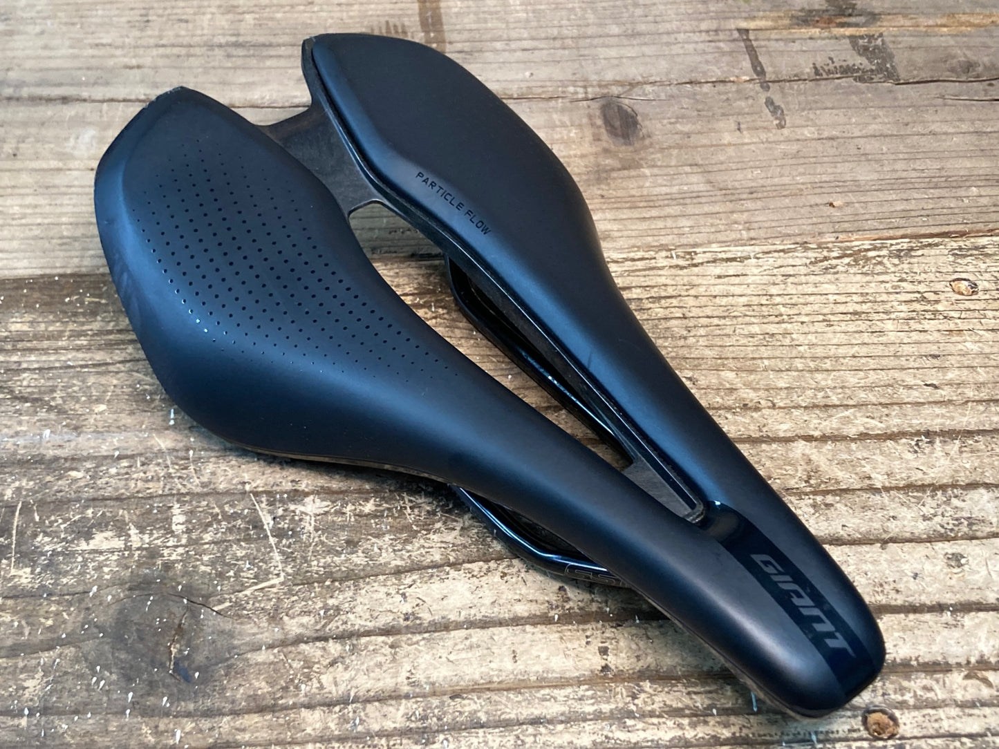 IY771 ジャイアント GIANT FLEET SL PARTICLE FLOW サドル 黒 SSTレール 145mm