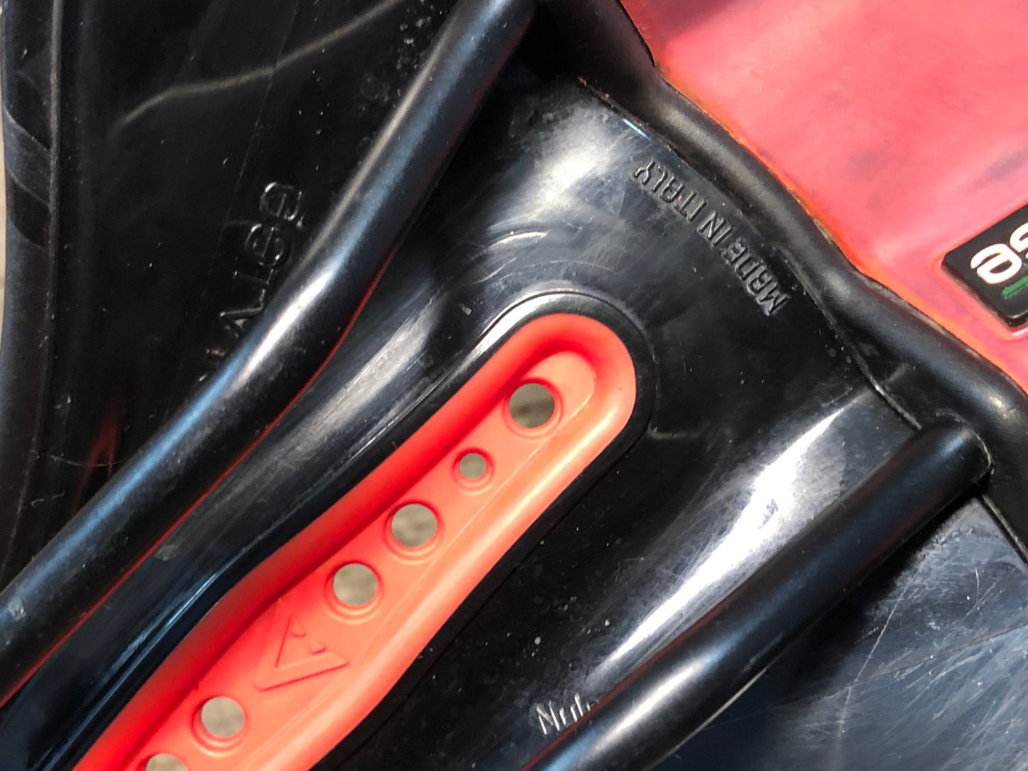 JA426 アスチュート ASTVTE STAR サドル 黒 赤 TITANVレール