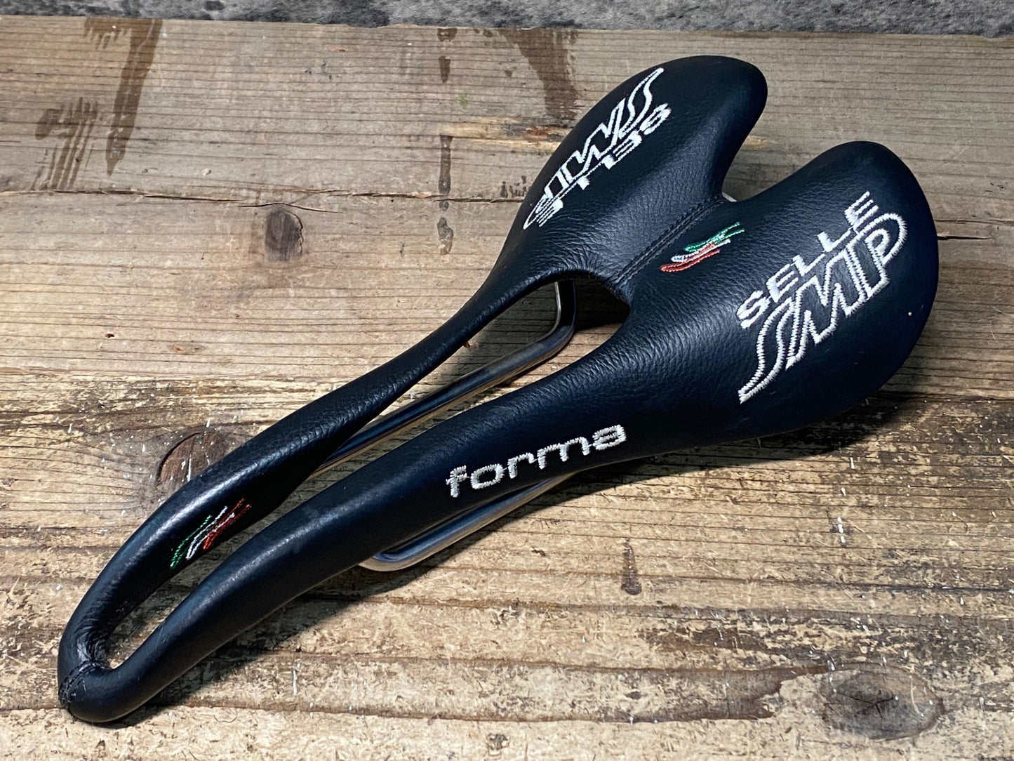 IZ945 SELLE SMP フォーマ FORMA サドル ステンレスレール 黒 表皮傷