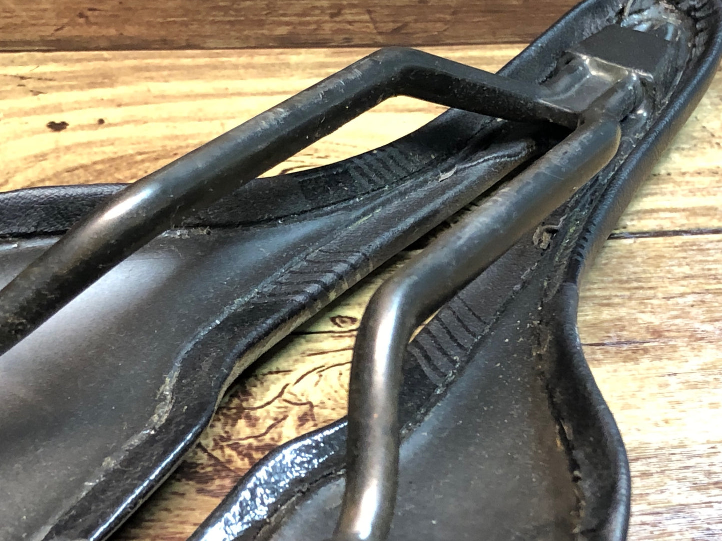 IM956 TNI ブラックフェザー BLACK FEATHER サドル カーボンレール 黒