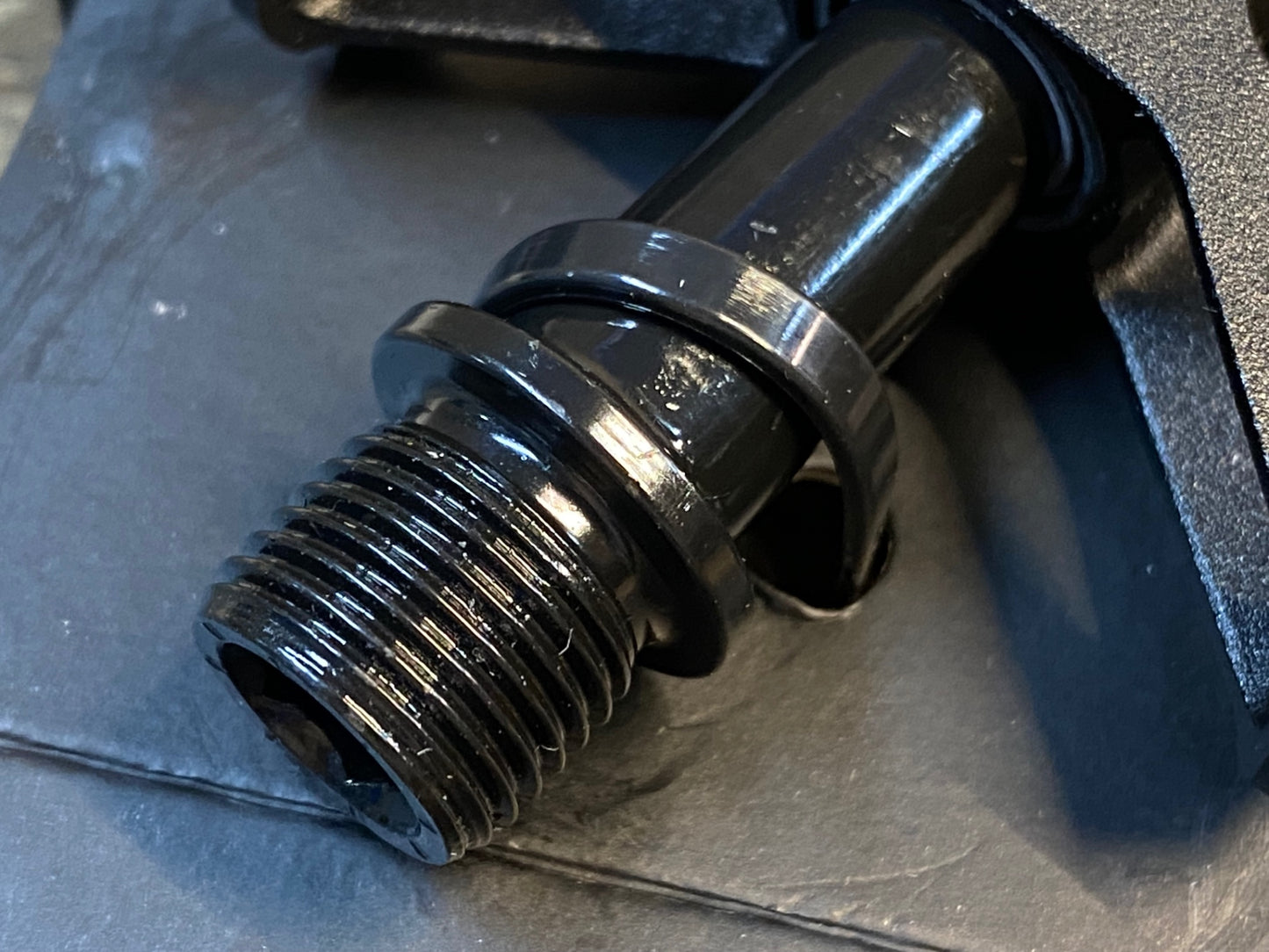 IV842 ジャイアント GIANT ULTRA LIGHT PEDAL フラットペダル 黒