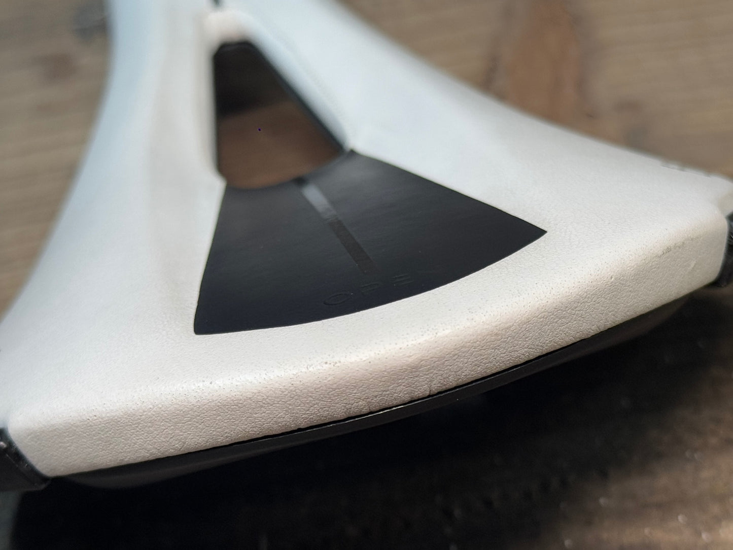 IK775 フィジーク fizik ALIANTE R3 REGULAR kiumレール サドル 白