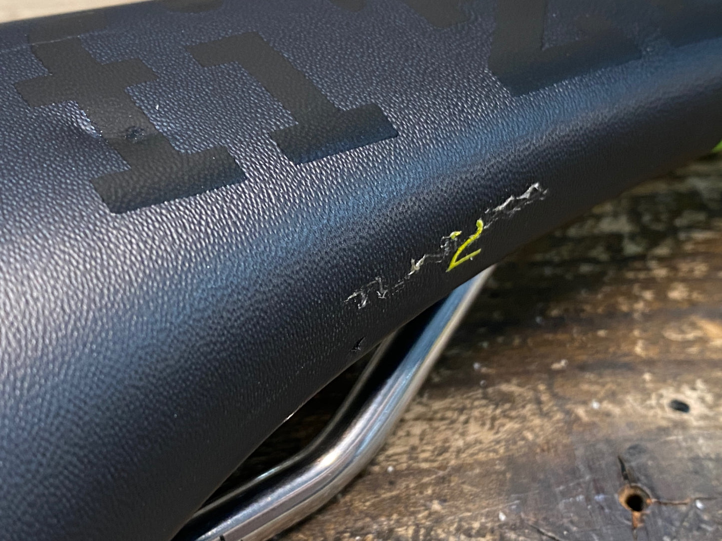 IO986 フィジーク FIZIK ツンドラ TUNDRA2 サドル KIUMレール 黒 緑 実測125mm