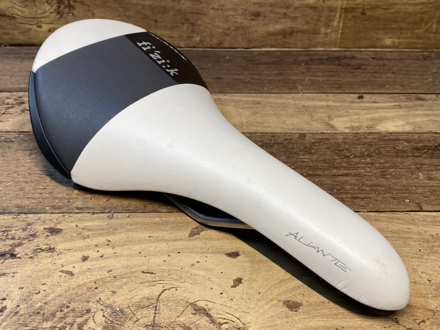 IF643 フィジーク fizik アリアンテ ALiANTE R3 サドル 白黒 kium レール