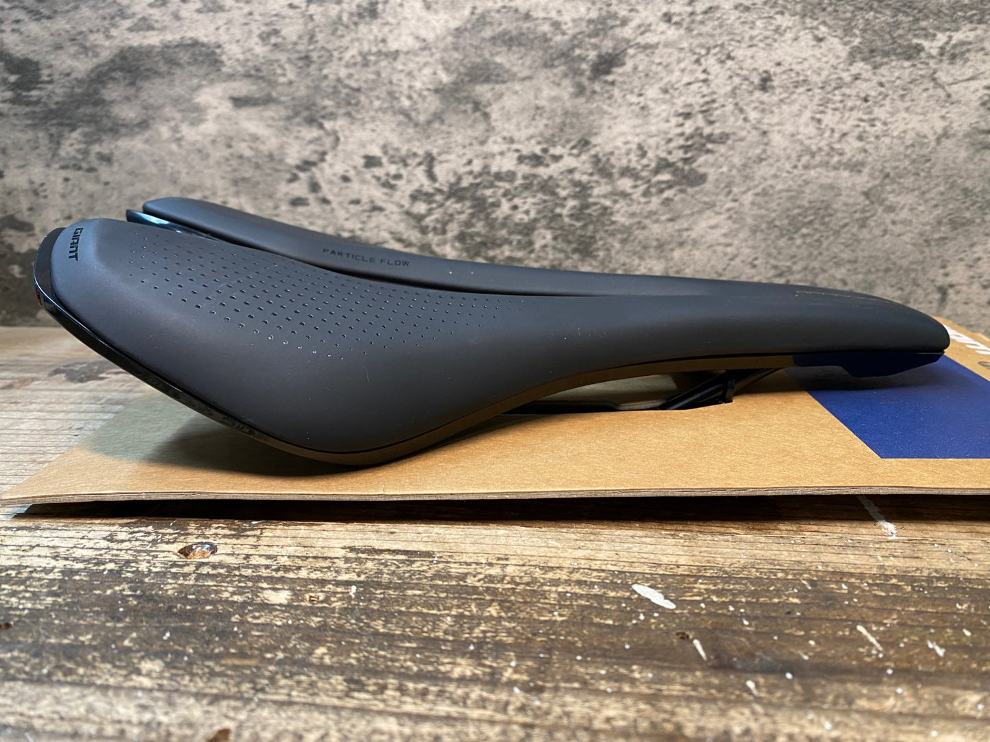 IV996 ジャイアント GIANT APPROACH サドル 黒 クロモリ 145mm