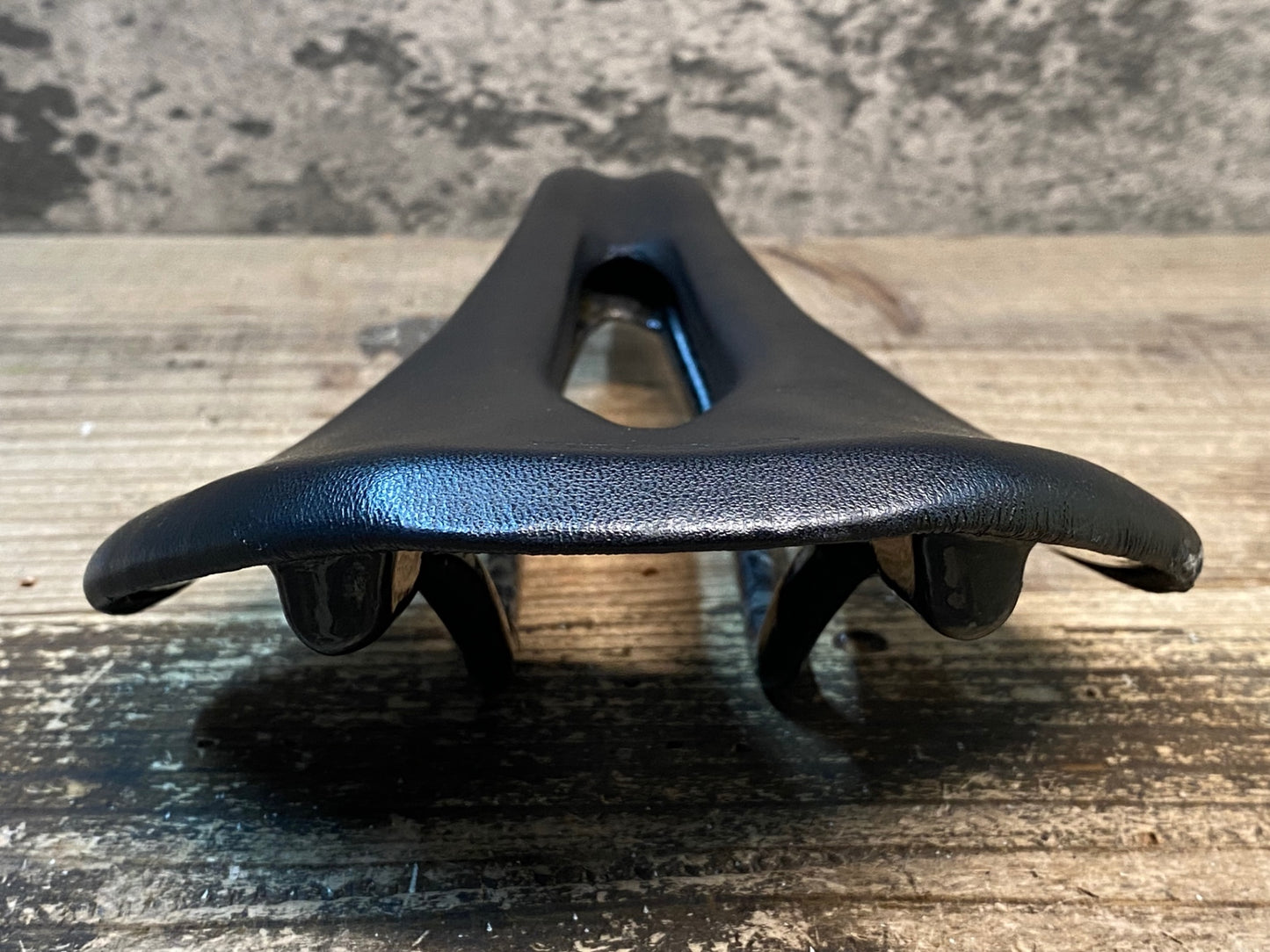 IY274 TNi ライトフライ LiteFly サドル 黒 カーボンレール