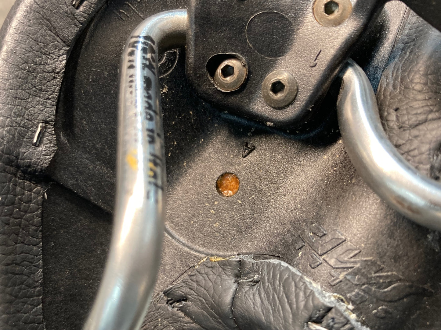 IX300 SELLE SMP PRO サドル 黒 INOXレール