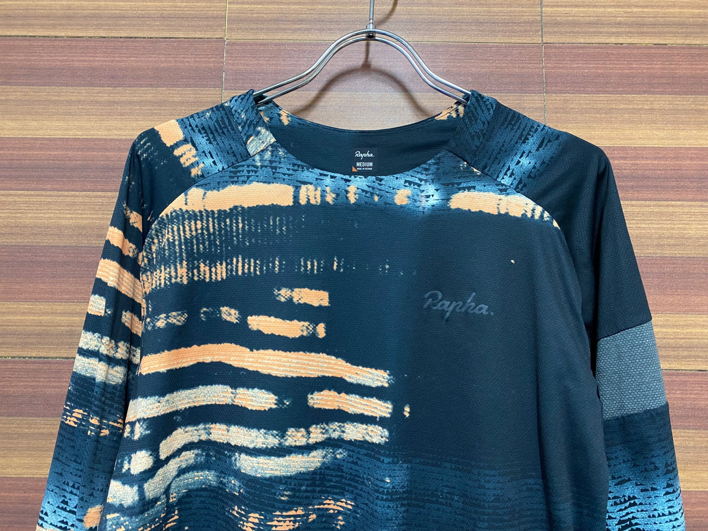 II480 ラファ Rapha TRAIL LONG SLEEVE TECHNICAL T-SHIRT PRINT PACK シャツ オレンジ 黒 総柄 M