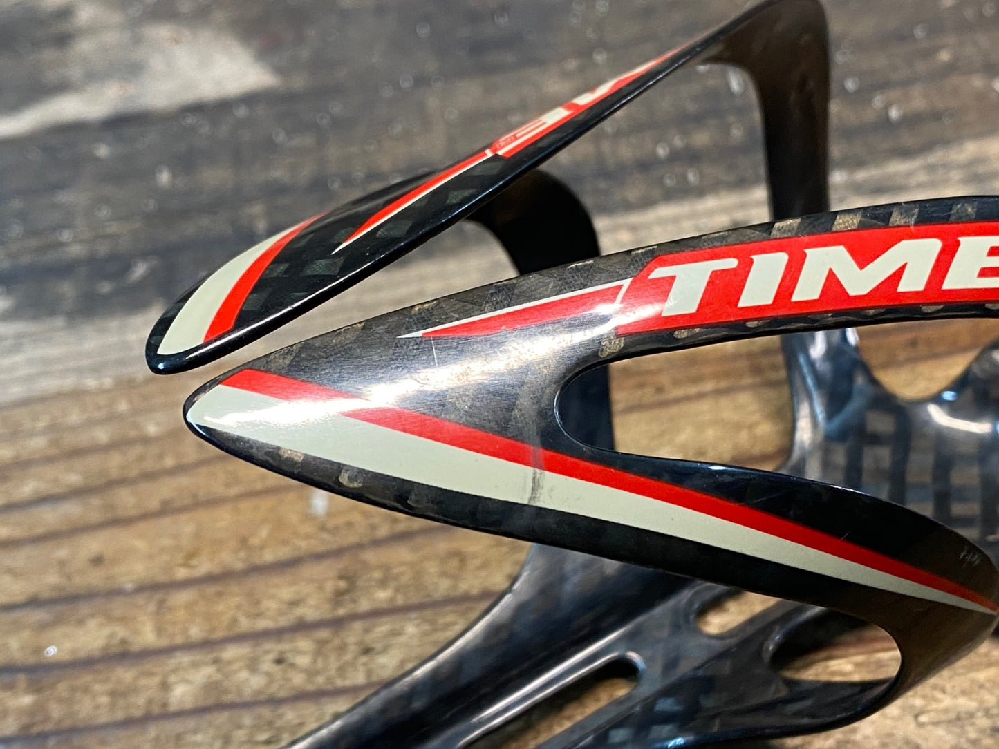 IS495 タイム TIME カーボン ボトルケージ 赤黒