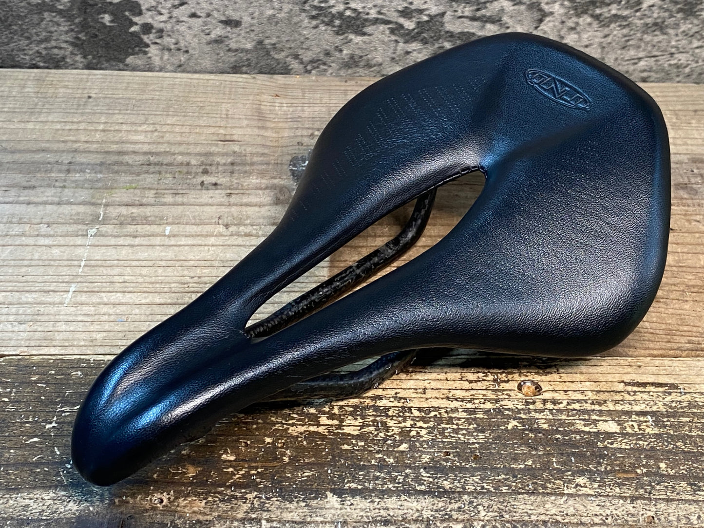 IY274 TNi ライトフライ LiteFly サドル 黒 カーボンレール