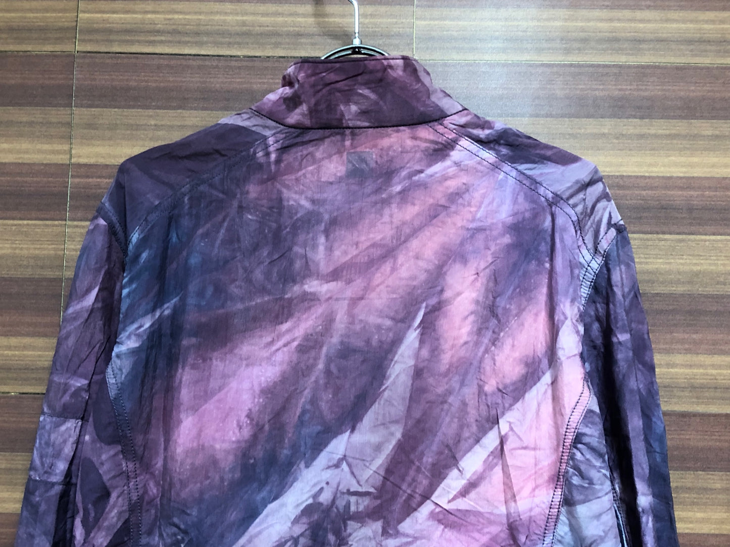 IJ597 ラファ Rapha OUTSKIRTS TIE DYE JACKET 長袖 サイクルジャケット バーガンディ 総柄 M