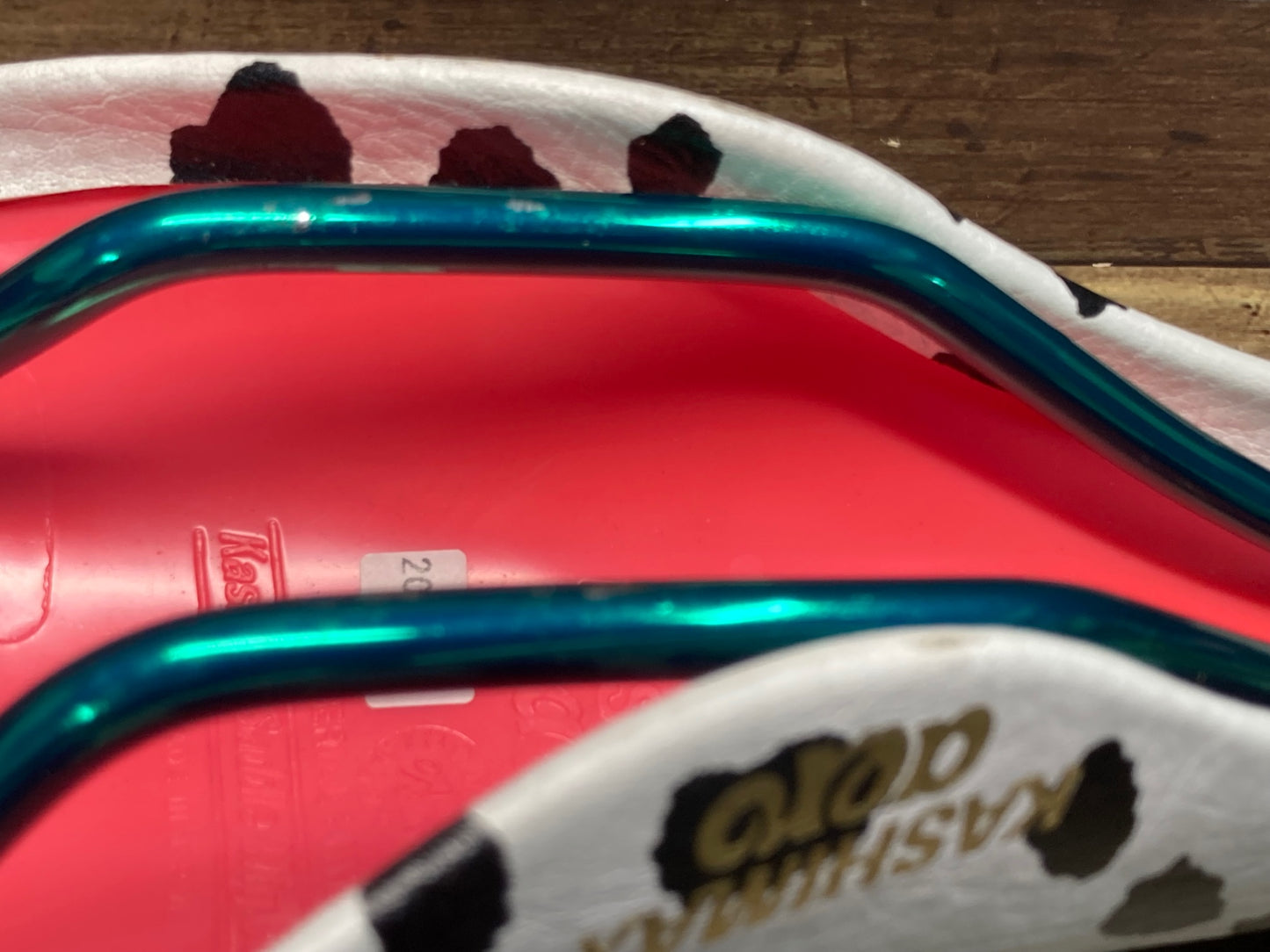 IS207 カシマックス KASHIMAX aero サドル ピンク 白黒